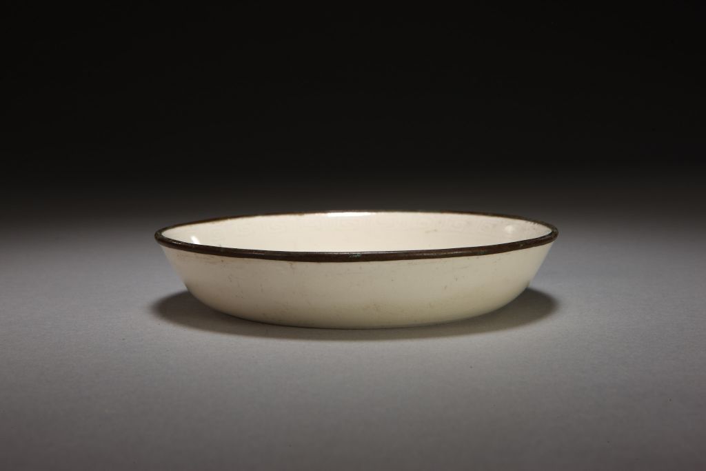 图片[1]-Ding Kiln White Glaze Engraved Flower Pan Chi Pattern Wash-China Archive